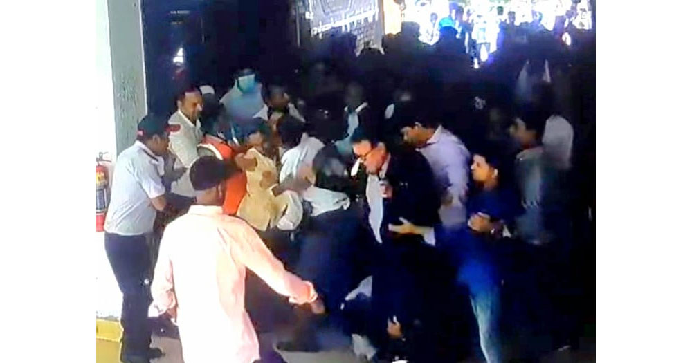 অটোপাসের দাবিতে জাতীয় বিশ্ববিদ্যালয়ের উপাচার্যের ওপর হামলা