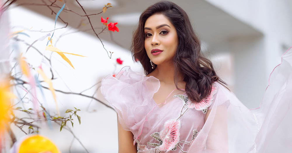 ক্ষমতা মানুষকে বানায় দানব : মম
