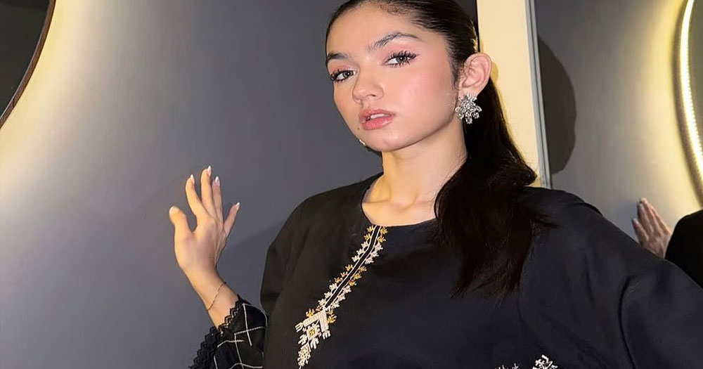 পাকিস্তানি নাটকের নয়া চমক, কে এই ষোড়শী আইনা আসিফ?