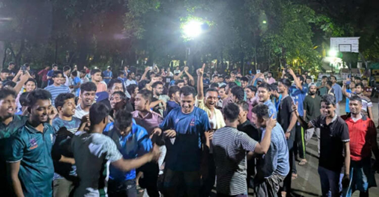 ১৫ আগস্টের প্রথম প্রহরে ঢাবিতে ডিজে পার্টি, শিক্ষার্থীদের হাসি-উল্লাস