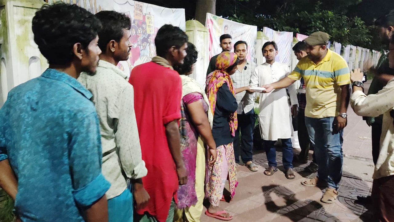 খালেদা জিয়ার জন্মদিনে ঢাবি ক্যাম্পাসে ছাত্রদলের খাবার বিতরণ