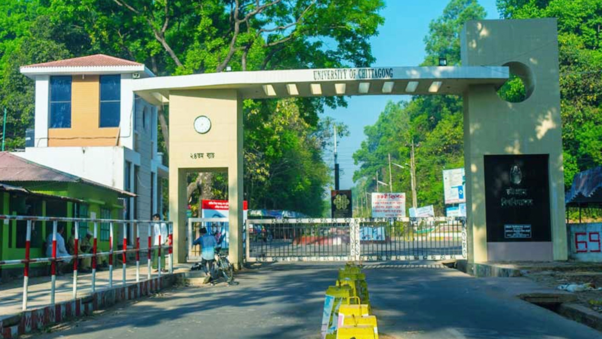 চবি প্রক্টরের পদত্যাগ দাবিতে মশালমিছিল, লাল রঙ ছিটিয়ে প্রতিবাদ শিক্ষার্থীদের
