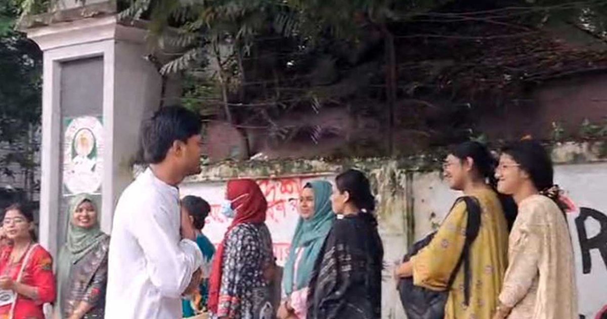 ভোটকেন্দ্রে ভিপি প্রার্থী আবিদুল ইসলাম খান