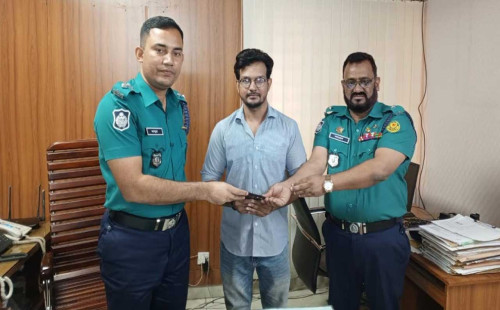 ২১টি মোবাইল ফোন উদ্ধার করে মালিকদের বুঝিয়ে দিল গেন্ডারিয়া থানাপুলিশ