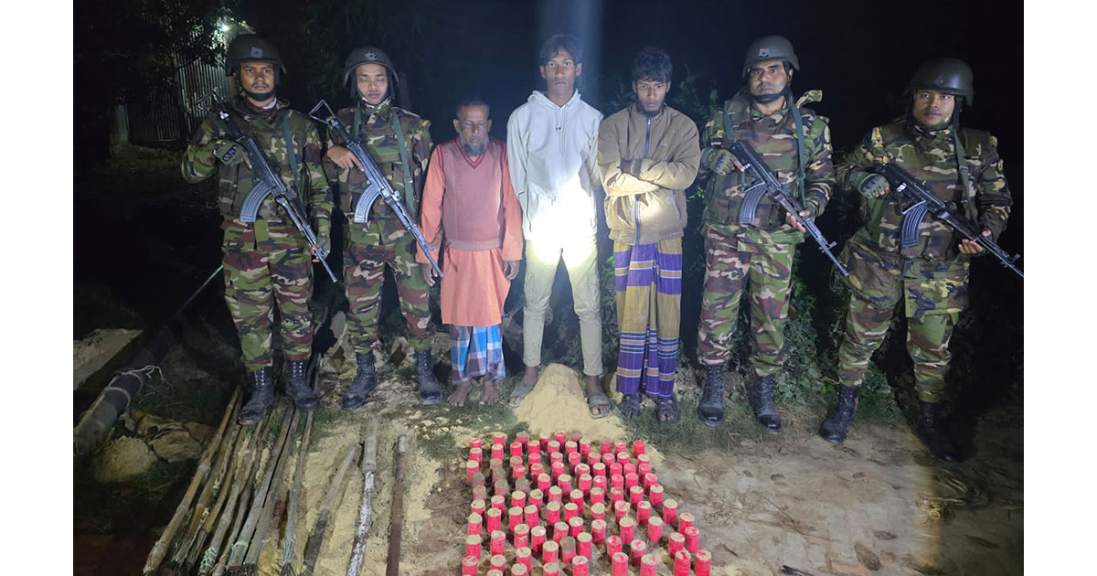 নড়িয়ায় যৌথবাহিনীর অভিযানে ৯৫ ককটেল ও অস্ত্রসহ গ্রেপ্তার ৩