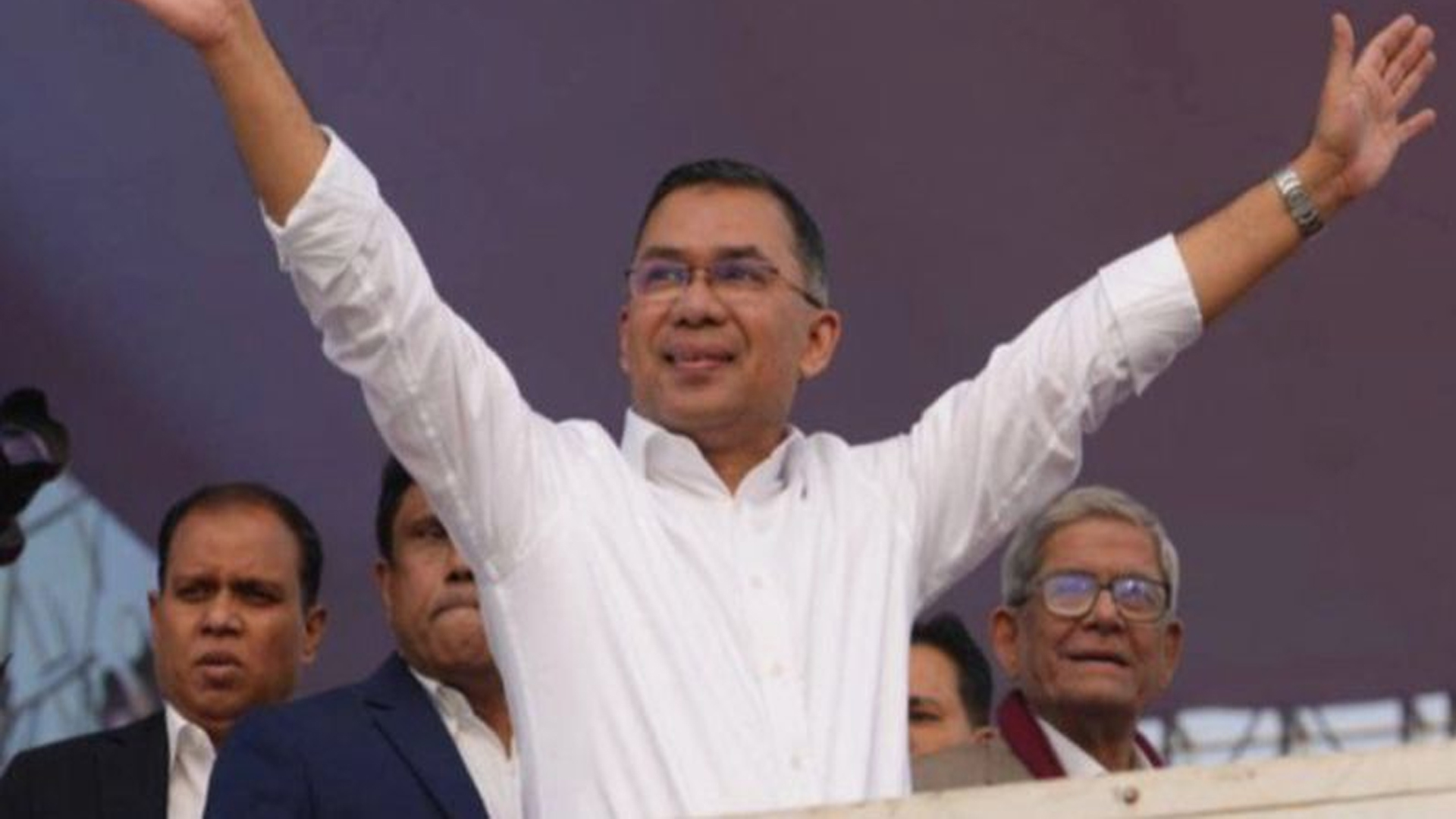 মঞ্চে তারেক রহমান, নগরজুড়ে মানুষের ঢল