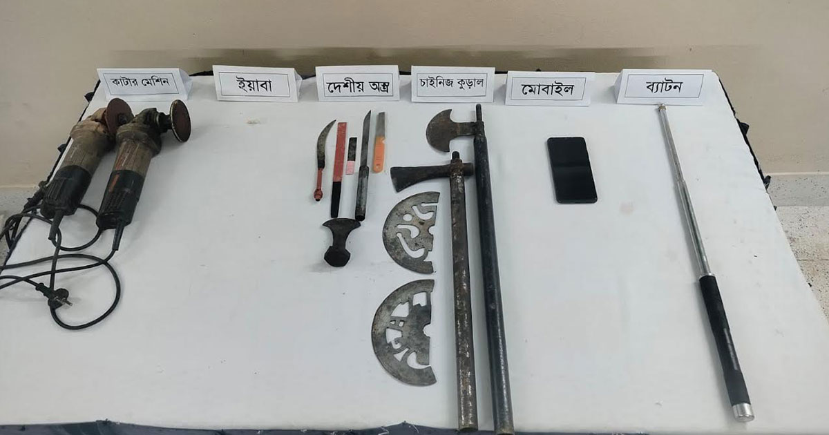 রাজবাড়ীতে যৌথ বাহিনীর অভিযানে দেশীয় অস্ত্র ও মাদক উদ্ধার