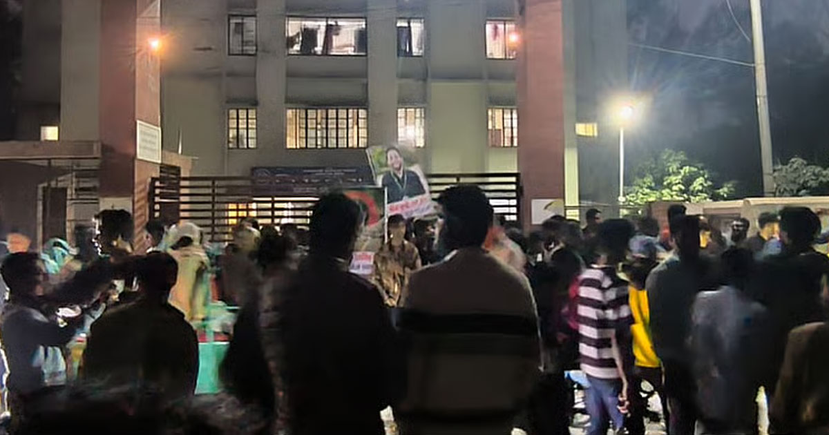 পলাতক আওয়ামী লীগ নেতাদের গ্রেপ্তারের দাবিতে থানা ঘেরাও