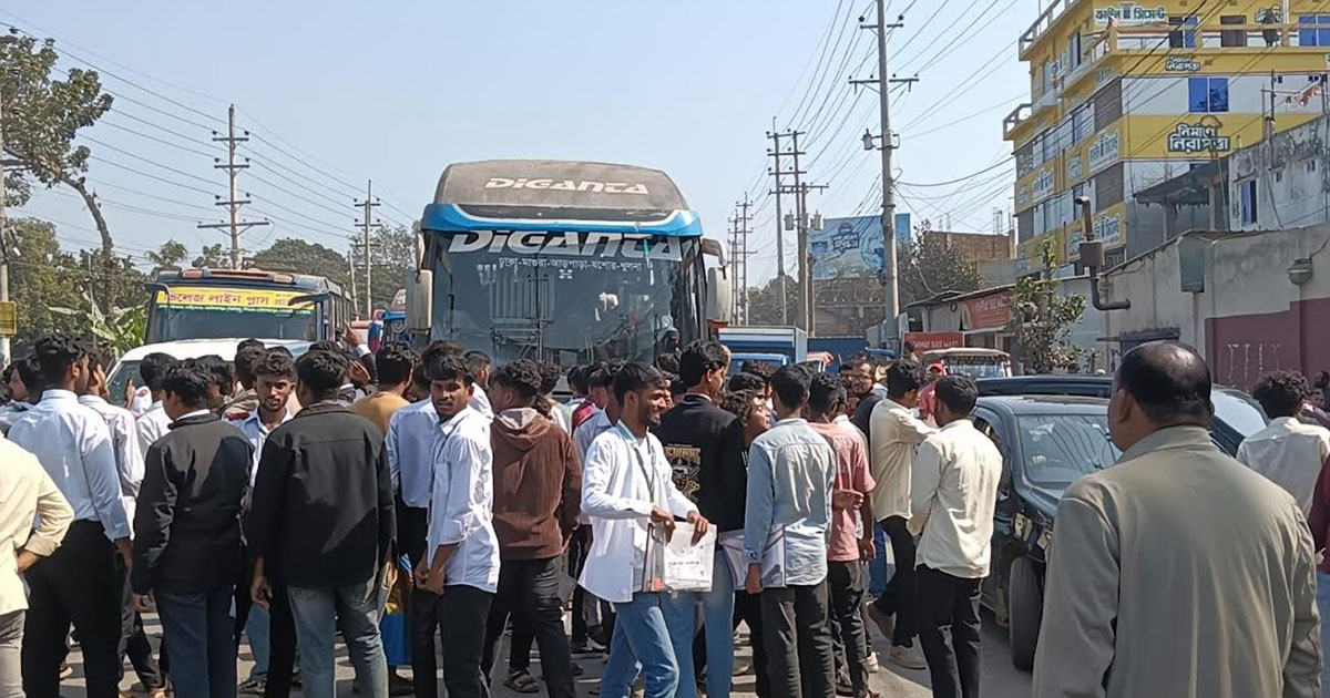 দশম গ্রেডের দাবিতে মানিকগঞ্জে সড়ক অবরোধ