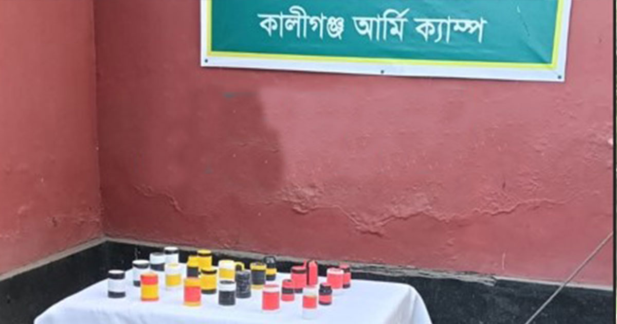 ঝিনাইদহের কালীগঞ্জে ২৪টি ককটেলসহ বিপুল দেশীয় অস্ত্র উদ্ধার