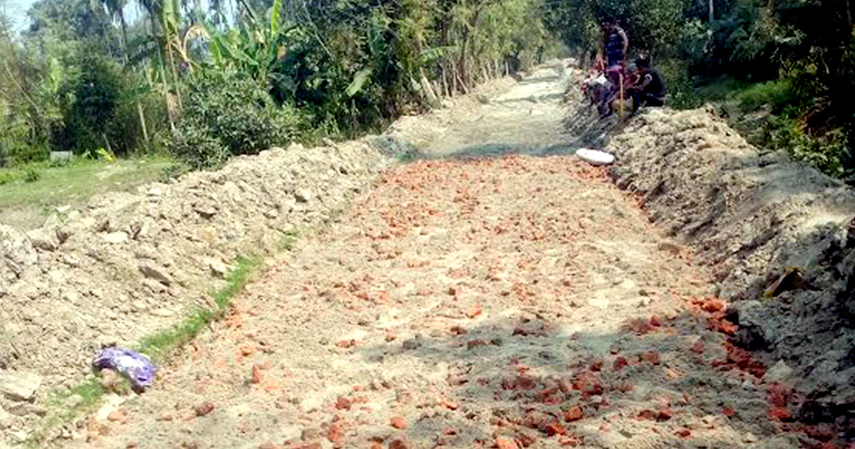 সড়ক নির্মাণে অনিয়মের অভিযোগ