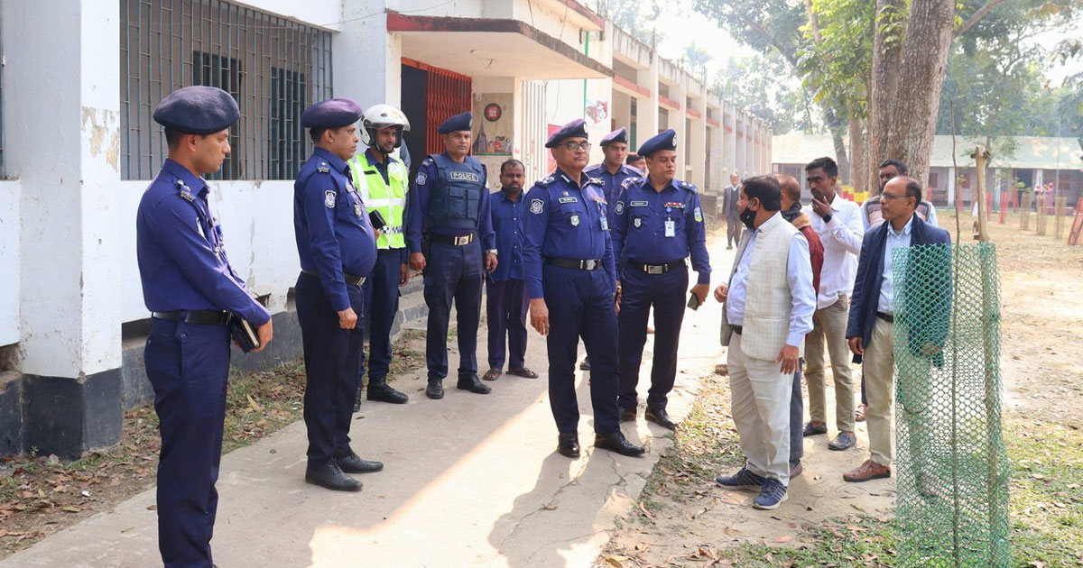 শেরপুরের ভোটকেন্দ্র পরিদর্শনে ডিআইজি