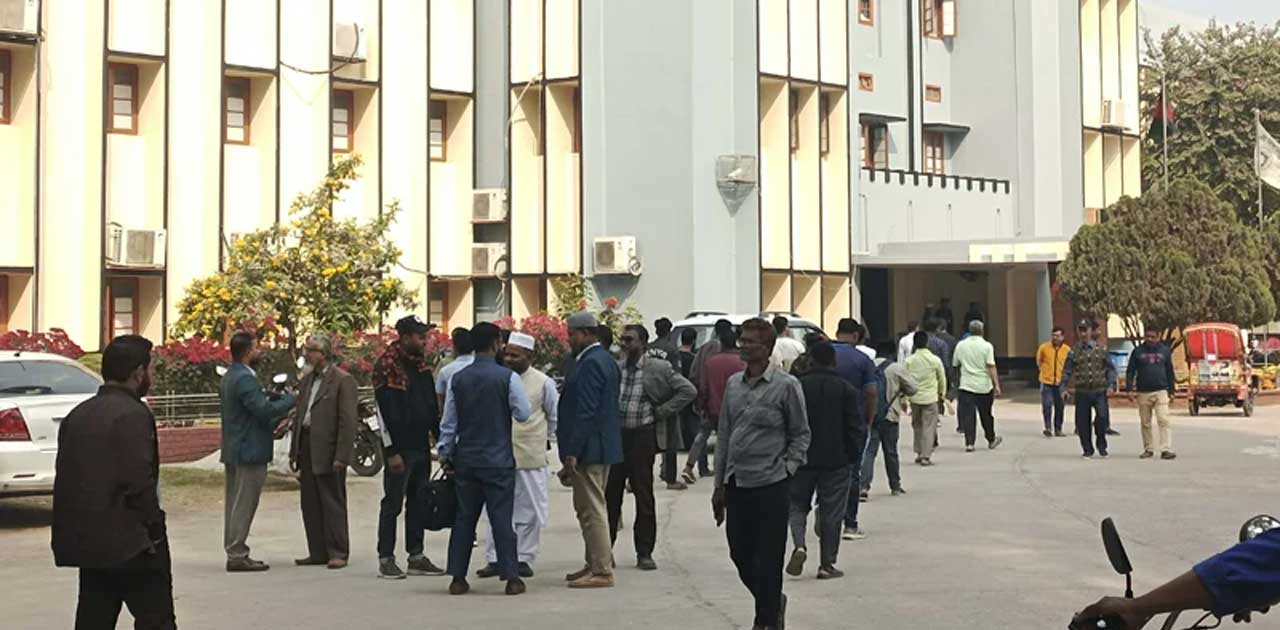 রাজশাহী বিশ্ববিদ্যালয়ে নিয়োগের দাবিতে জুলাইযোদ্ধাদের অবস্থান