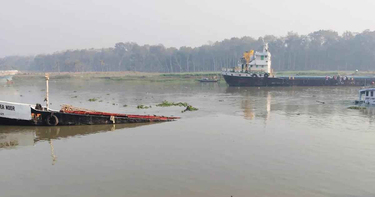 ভৈরব নদে ৯০০ মে. টন কয়লা বোঝাই জাহাজ ডুবি