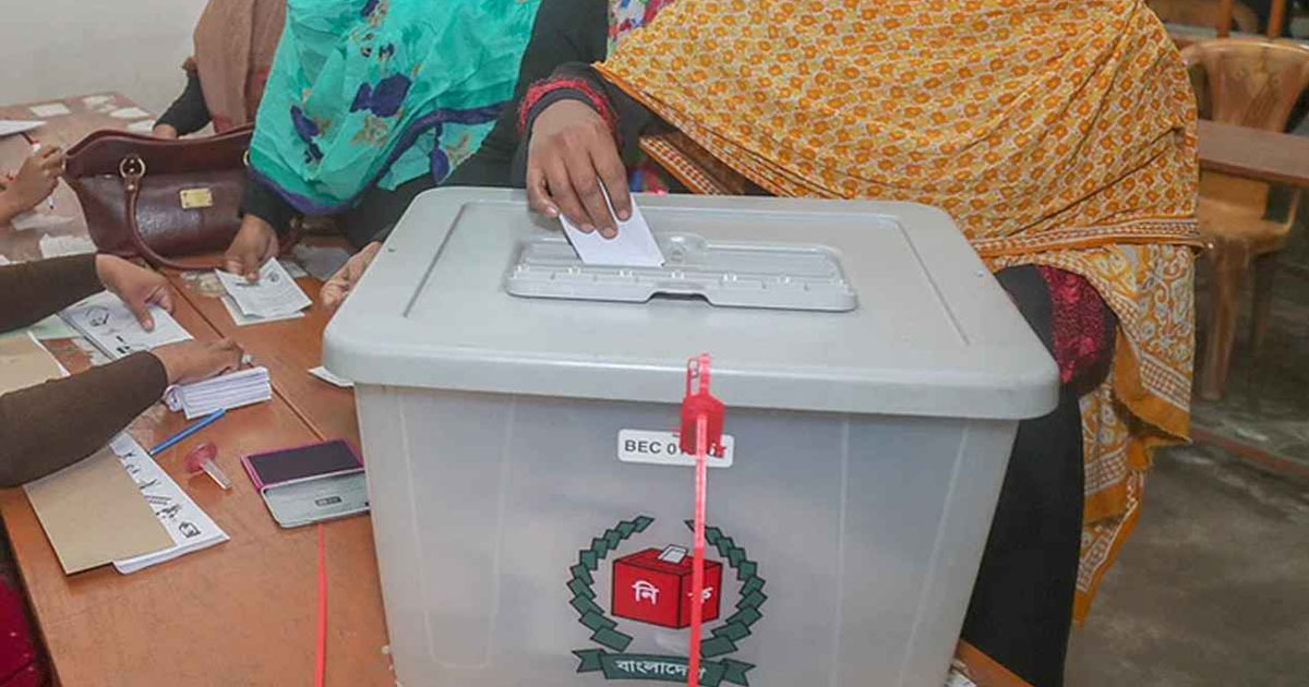 কেন্দ্রে পৌঁছাতে শুরু করেছে ব্যালট