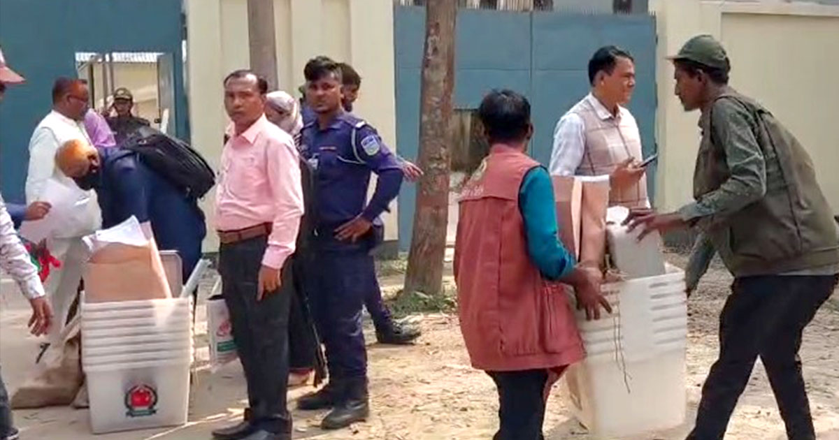লক্ষ্মীপুরে কেন্দ্রে কেন্দ্রে পাঠানো হচ্ছে নির্বাচনী সরঞ্জাম