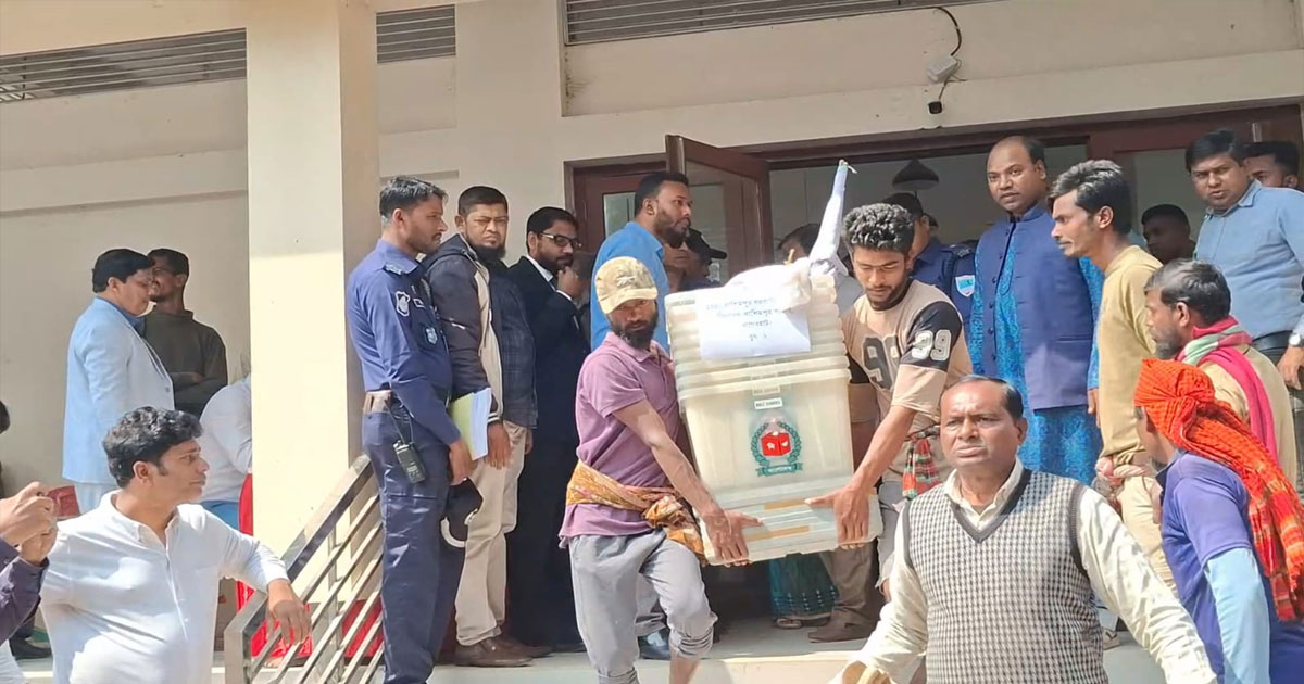 বাগেরহাটে কেন্দ্রে কেন্দ্রে পাঠানো হচ্ছে ভোট গ্রহণ সামগ্রী