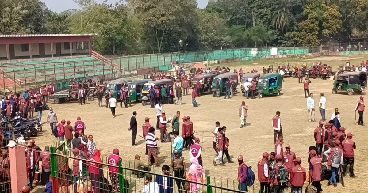 রাজবাড়ীর কেন্দ্রে কেন্দ্রে পাঠানো হচ্ছে ভোটের সরঞ্জাম