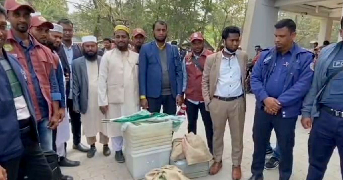 পটুয়াখালীর কেন্দ্রগুলোতে পাঠানো হচ্ছে ব্যালট পেপারসহ ভোটগ্রহনের সরঞ্জাম