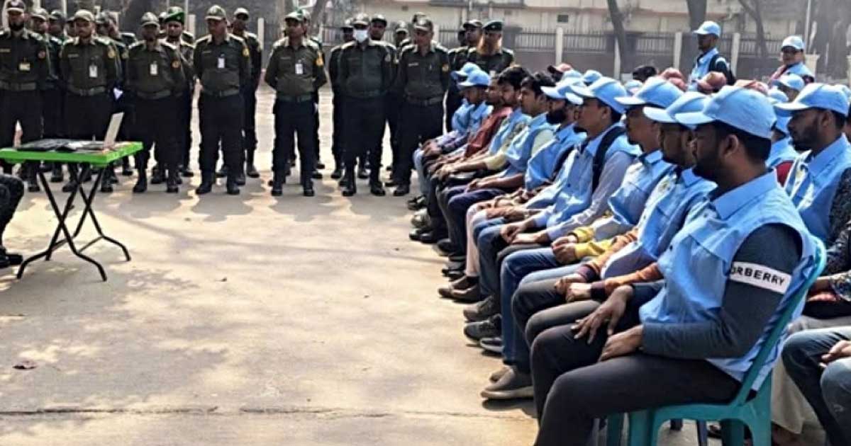 অবৈধভাবে নির্বাচনি দায়িত্ব নেওয়া ৩৩০ জনকে সরালো আনসার বাহিনী