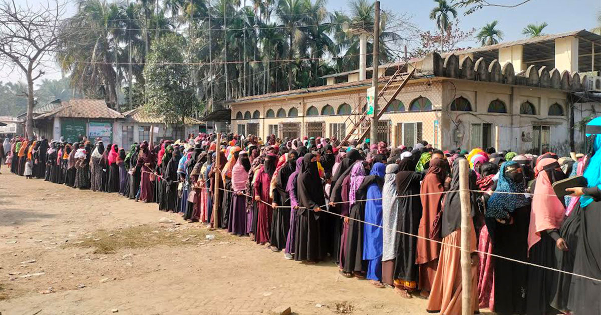 নোয়াখালীতে নারী ভোটারদের ভিড়