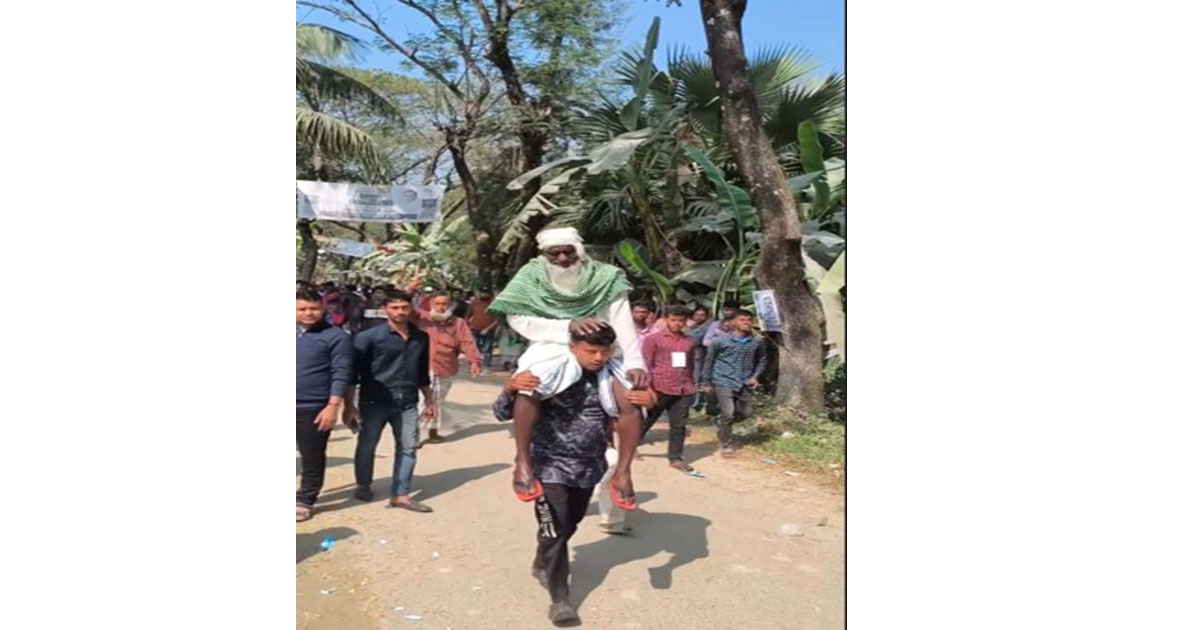 নোয়াখালীর সুবর্ণচরে নাতির কাঁধে চড়ে ভোটকেন্দ্রে আহত বৃদ্ধ দাদা