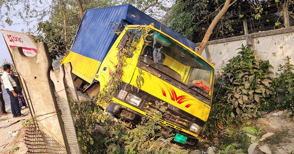 পাংশায় ট্রাক-কাভার্ড ভ্যানের সংঘর্ষ