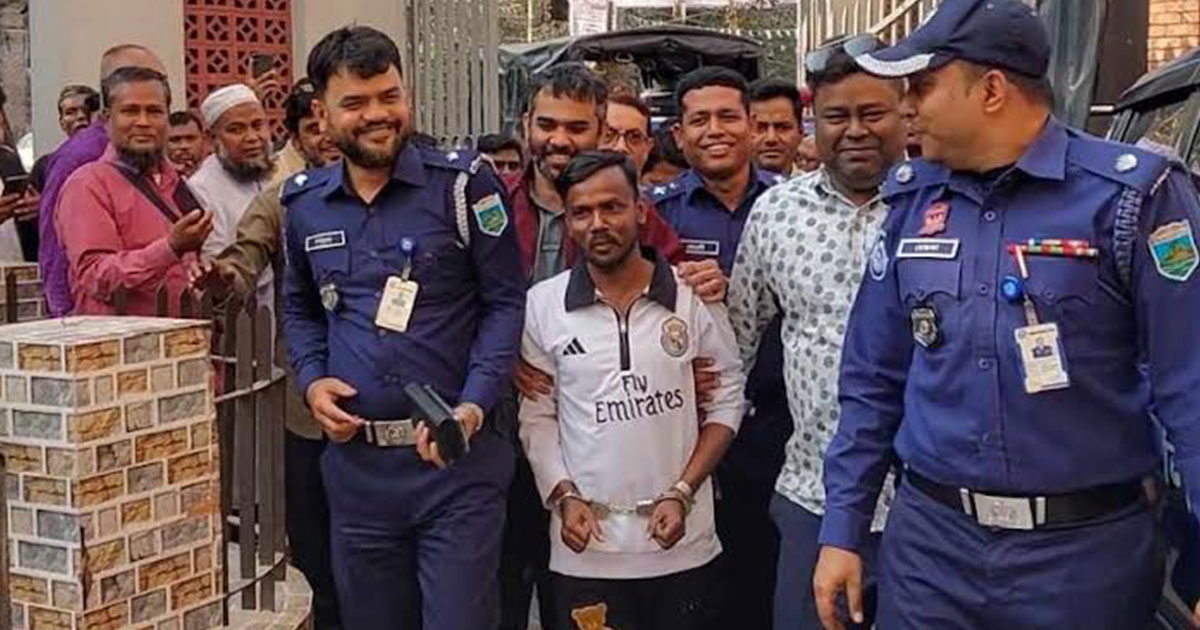 মহাসড়কে ব্যারিকেড দিয়ে হিরো আলমকে গ্রেপ্তার