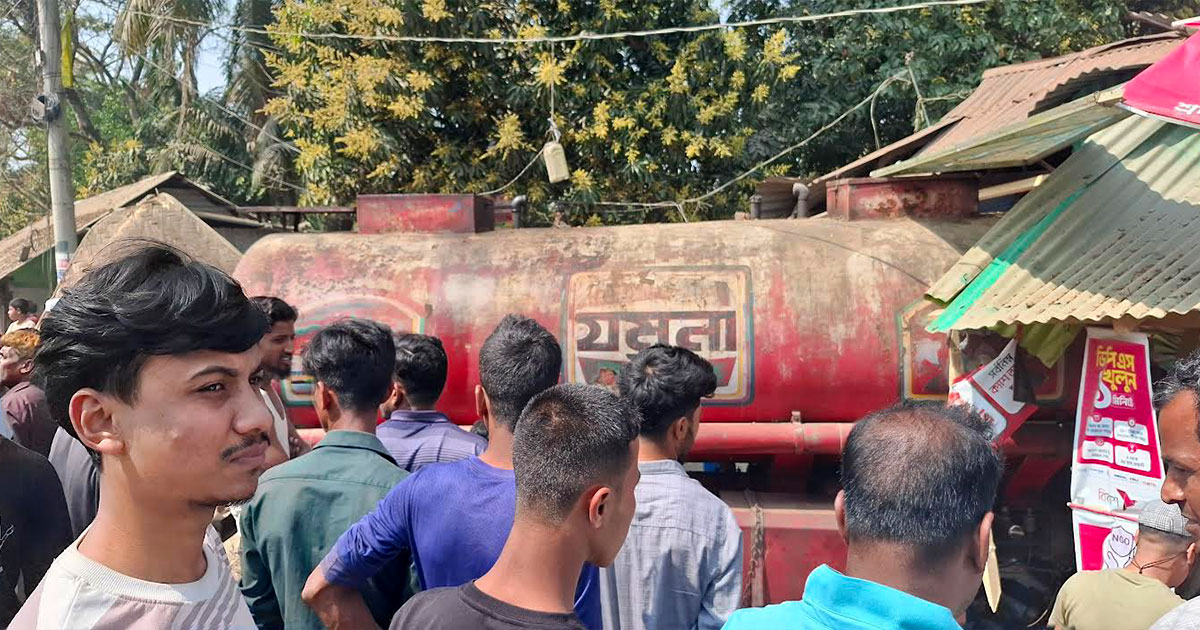 নোয়াখালীতে তেলবাহী লরি চাপায় ব্যবসায়ীর মৃত্যু