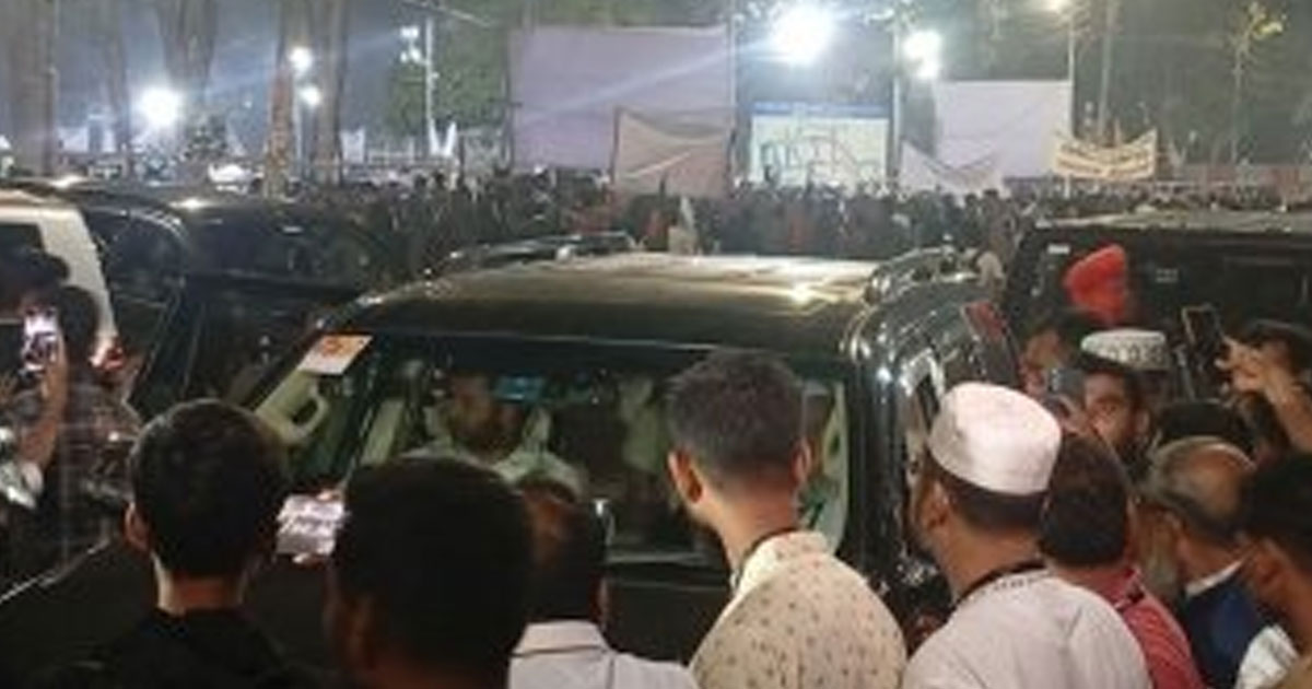 শহীদ মিনারে জামায়াত আমিরকে দেখে ‘রাজাকার’ স্লোগানে মুখর একাংশ