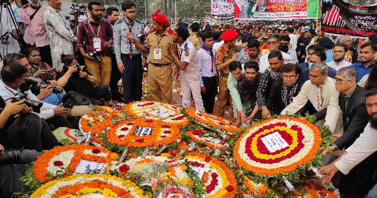 ভাষা শহীদদের প্রতি শ্রদ্ধা জানাতে শহীদ মিনারে মানুষের ঢল