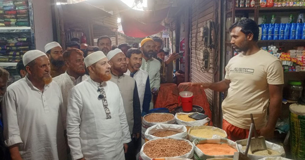 উল্লাপাড়ায় পণ্যমূল্য নিয়ন্ত্রণে এমপি রফিকুল ইসলাম খানের বাজার তদারকি