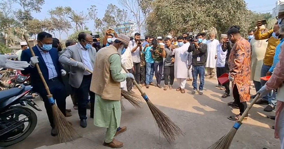 হাসপাতালে পরিচ্ছন্নতা অভিযানে নবনির্বাচিত এমপি আলী আজম