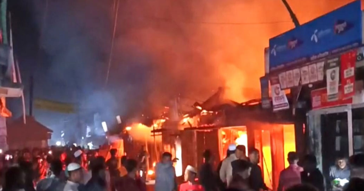 লক্ষ্মীপুরে সিলিন্ডার বিস্ফোরণে অগ্নিকাণ্ড, ৯ দোকান ভস্মীভূত