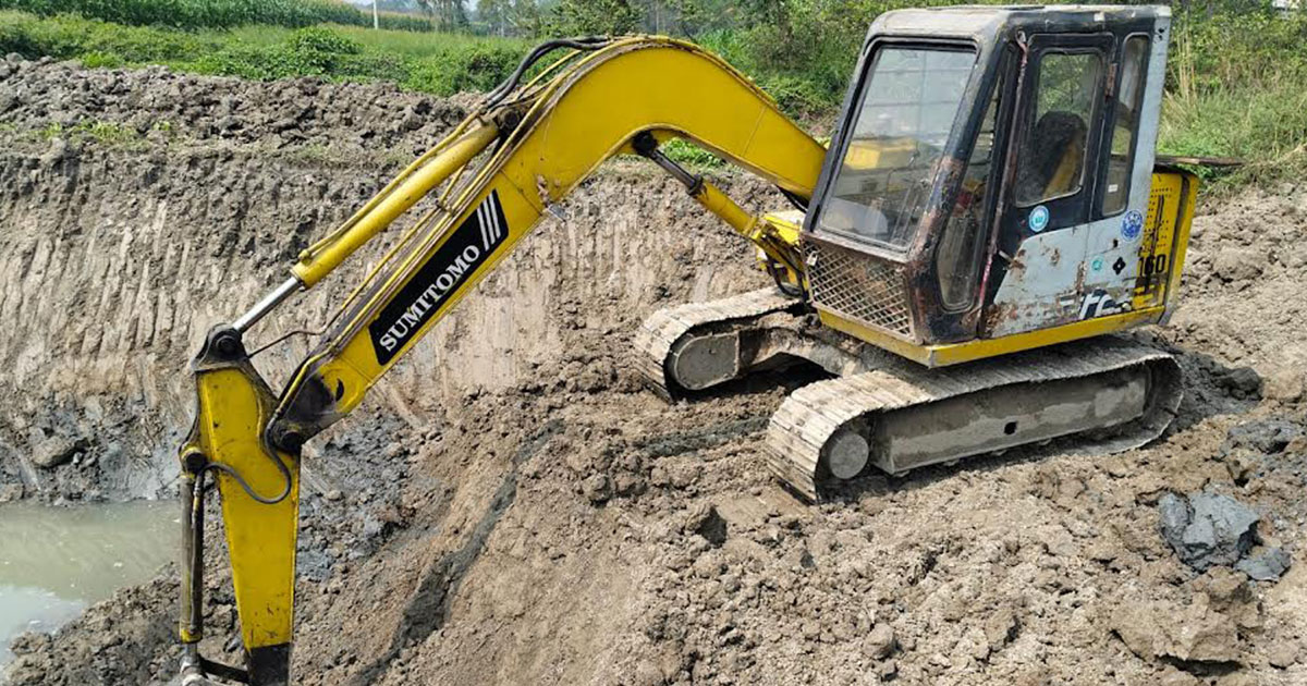 মানিকগঞ্জে অবৈধভাবে বালু উত্তোলন করায় দুই যুবককে এক লাখ টাকা জরিমানা