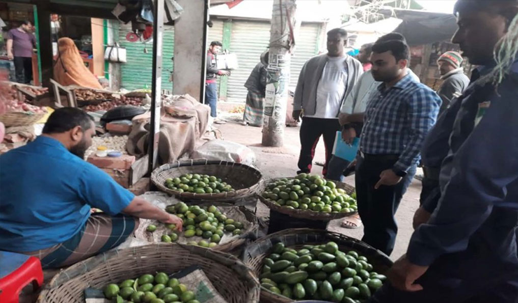 অভয়নগরে পাইকারি লেবু ব্যবসায়ীকে পাঁচ হাজার টাকা জরিমানা