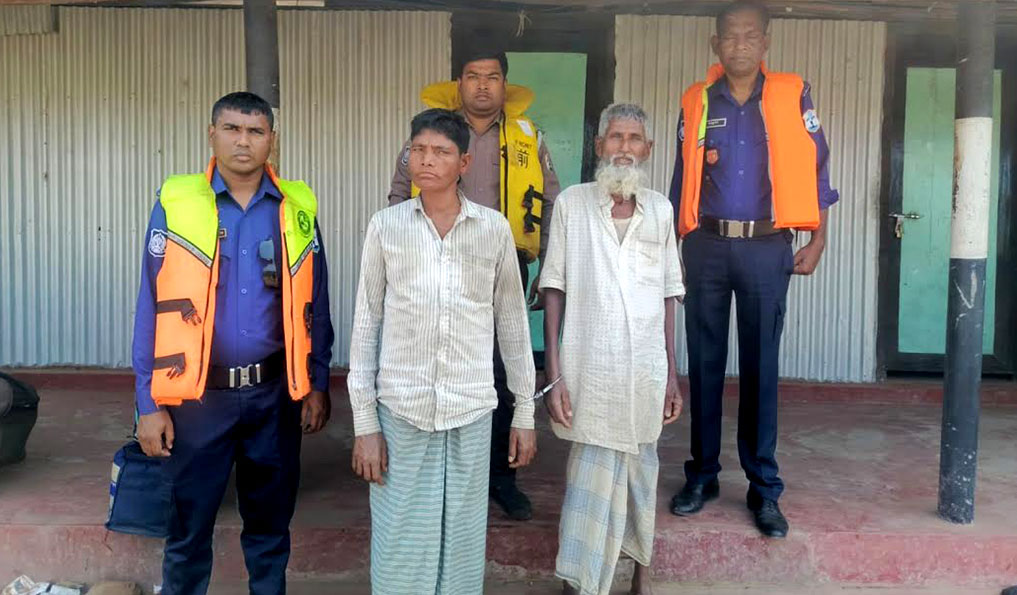 মেঘনায় জাটকা শিকারের দায়ে নৌকাসহ দুই জেলে আটক