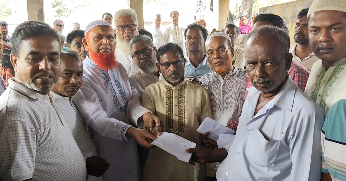 আন্ধার মানিক বাজার–এর অগ্নিকাণ্ডে ক্ষতিগ্রস্ত ব্যবসায়ীদের পাশে বিমানমন্ত্রী