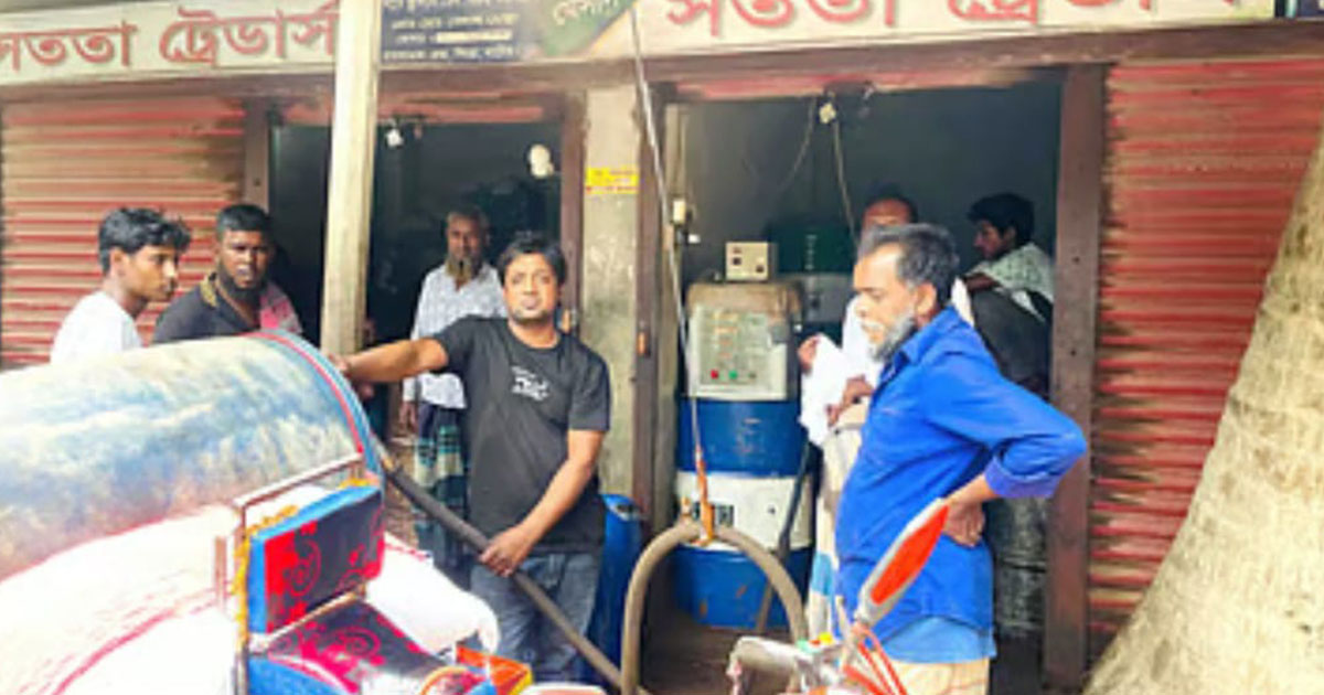 ‘দু-চার টাকা লাভ করার জন্যেই তেল লুকায় রাখছিনু’