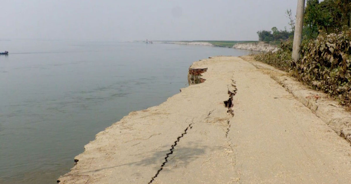 অসময়ে নদী ভাঙনে দিশেহারা নদীর পাড়ের মানুষ