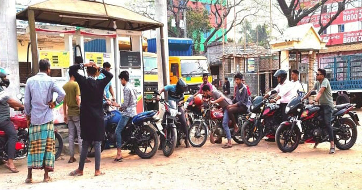 শার্শা-বেনাপোলে জ্বালানি তেলের তীব্র সংকট, পাম্পগুলোতে উপচে পড়া ভিড়