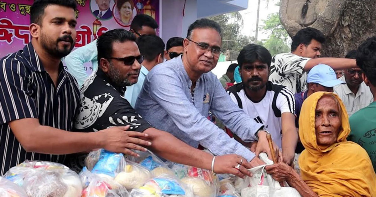 নওগাঁয় গরিব ও দুস্থদের মাঝে ঈদ সামগ্রী বিতরণ