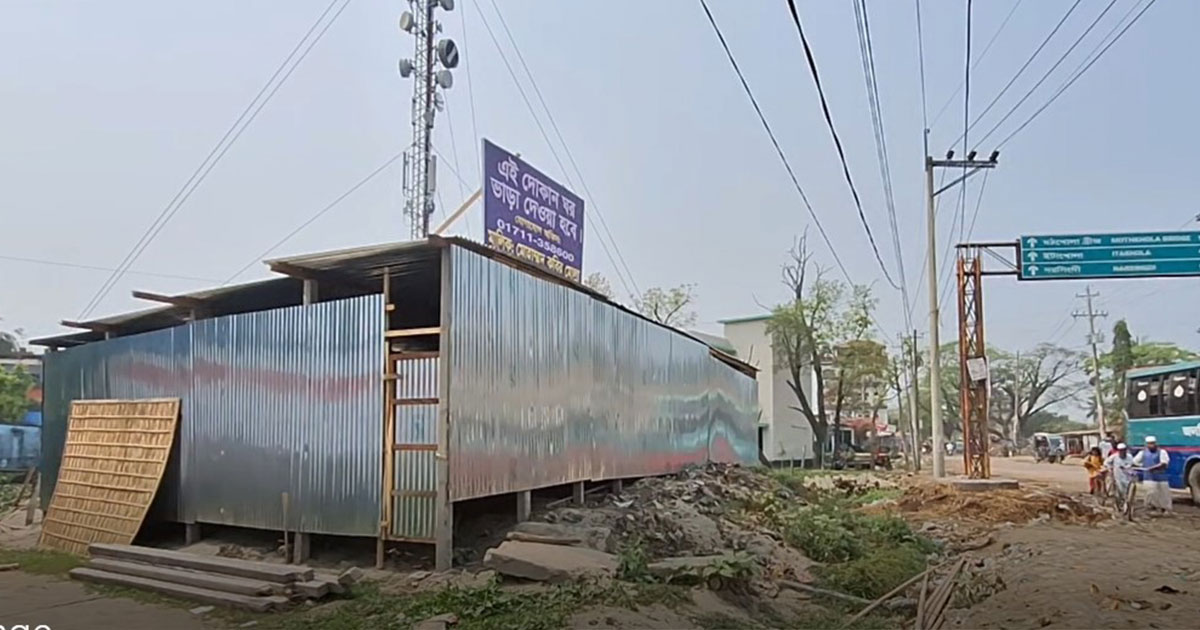 কটিয়াদীতে রাতের আঁধারে বালু ভরাট করে দোকান নির্মাণ