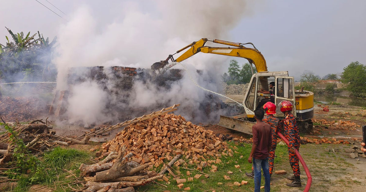 বাগেরহাটে ৭টি অবৈধ ইটভাটার ৪ লাখ কাঁচা ইট ধ্বংস
