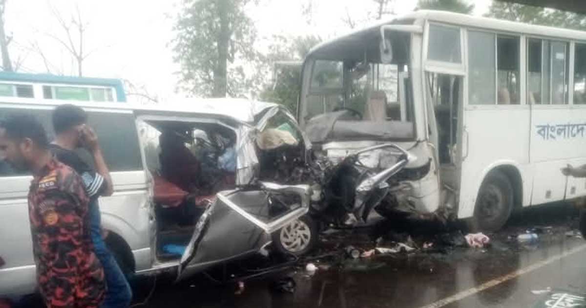 খুলনা-মোংলা মহাসড়কে বাস-মাইক্রো সংঘর্ষে দুই শিশুসহ নিহত ১২