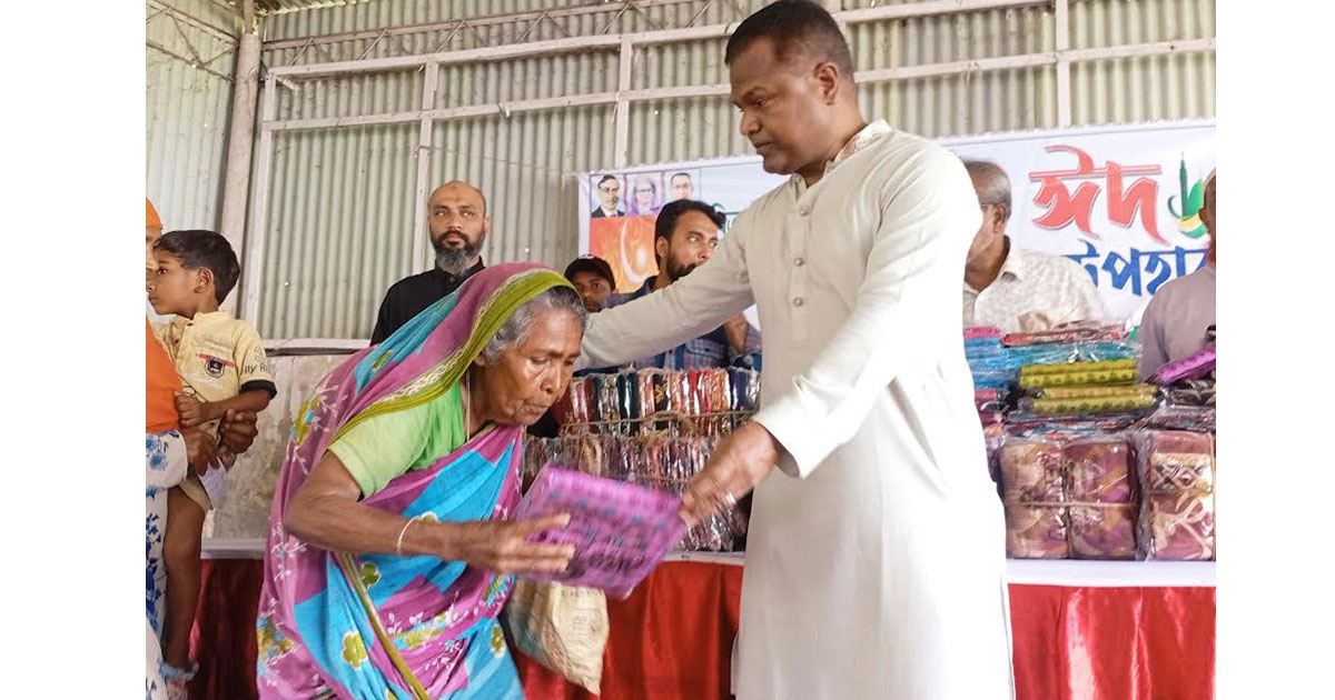 বাগেরহাট পৌরসভায় মাজেদা বেগম ফাউন্ডেশনের উদ্যোগে ঈদ উপহার বিতরণ