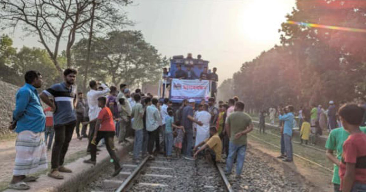 কুষ্টিয়ায় জগতি রেল স্টেশন পুনরায় চালুর দাবিতে ট্রেন থামিয়ে বিক্ষোভ