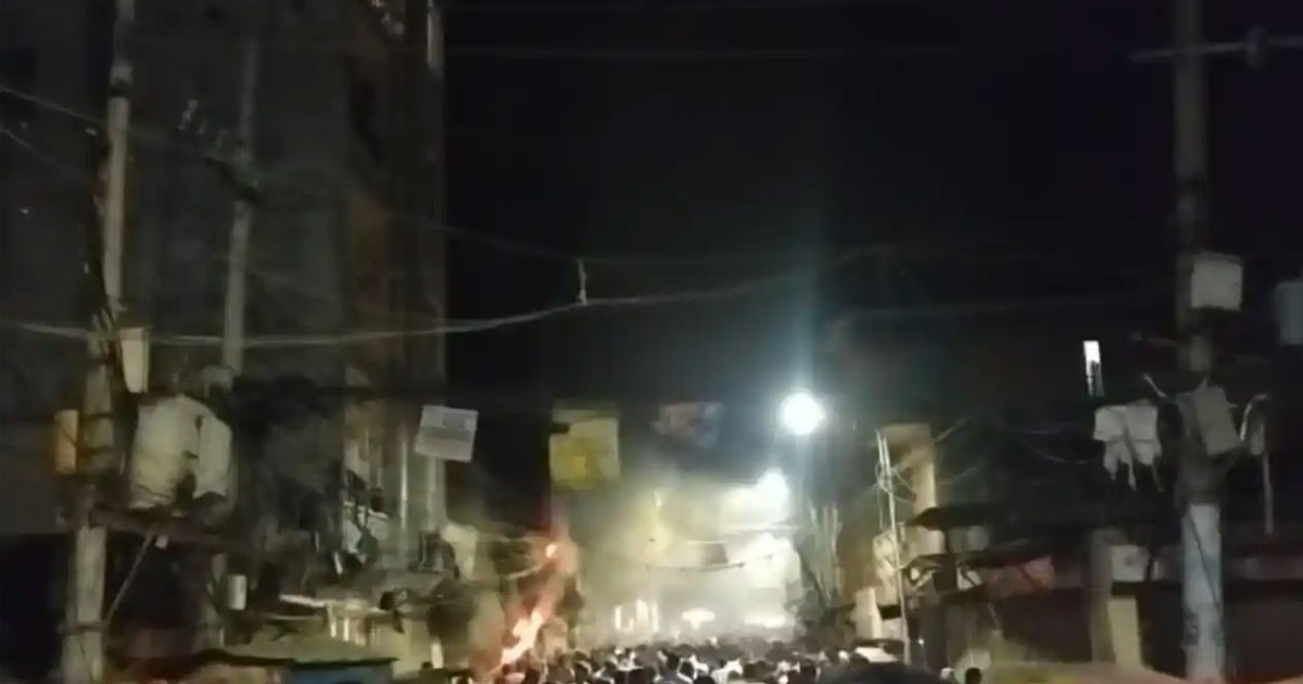 মিরপুর বেনারসি পল্লিতে আগুন, ফায়ার সার্ভিসের তৎপরতায় অল্প সময়ে নিয়ন্ত্রনে