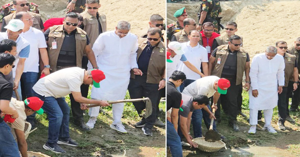 কোদাল দিয়ে মাটি কেটে খাল খনন কর্মসূচির উদ্বোধন করলেন প্রধানমন্ত্রী