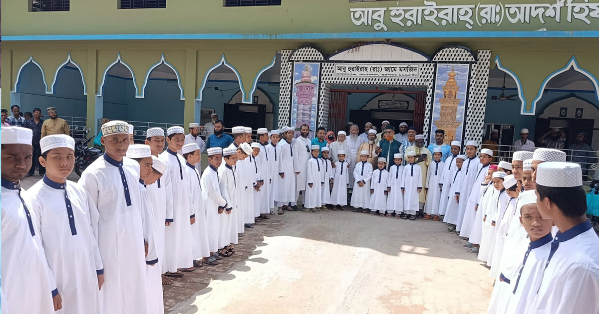 বাগেরহাটে এতিমদের হাতে ঈদের নতুন পোশাক বিতরণ